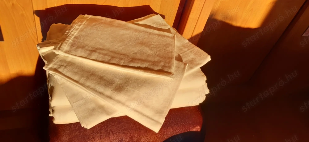 Fehér damaszt ágynemű garnitúra eladó.