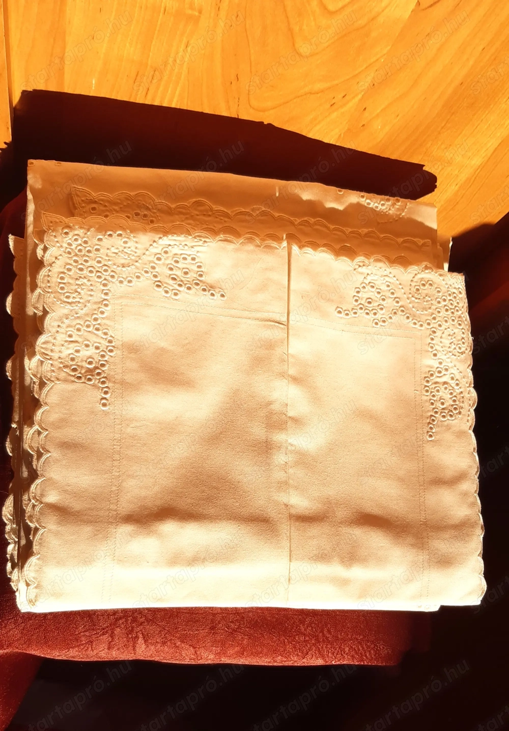 Új! Hímzett, damaszt ágynemű garnitúra eladó.