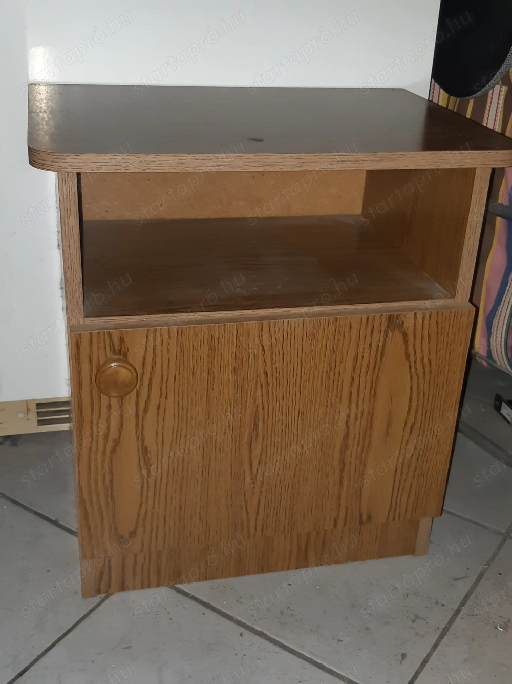 Sötét barna éjjeliszekrény 34x47cm széles