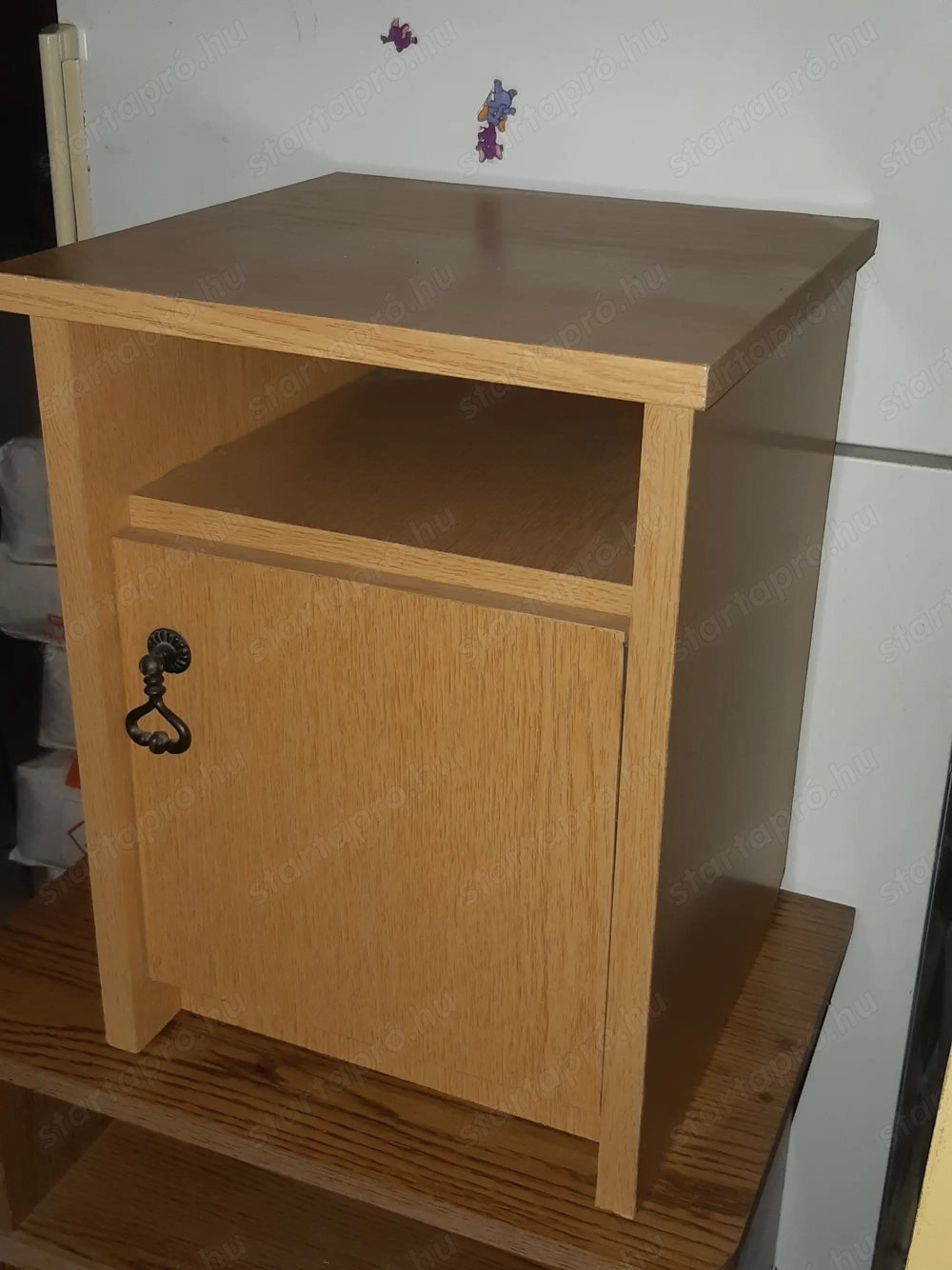 Világos éjjeliszekrény 32x32cm széles