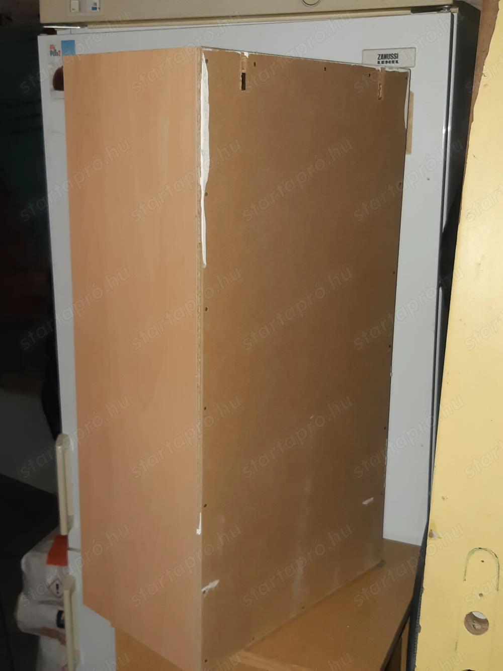 Világos fali polc 20x34cm széles