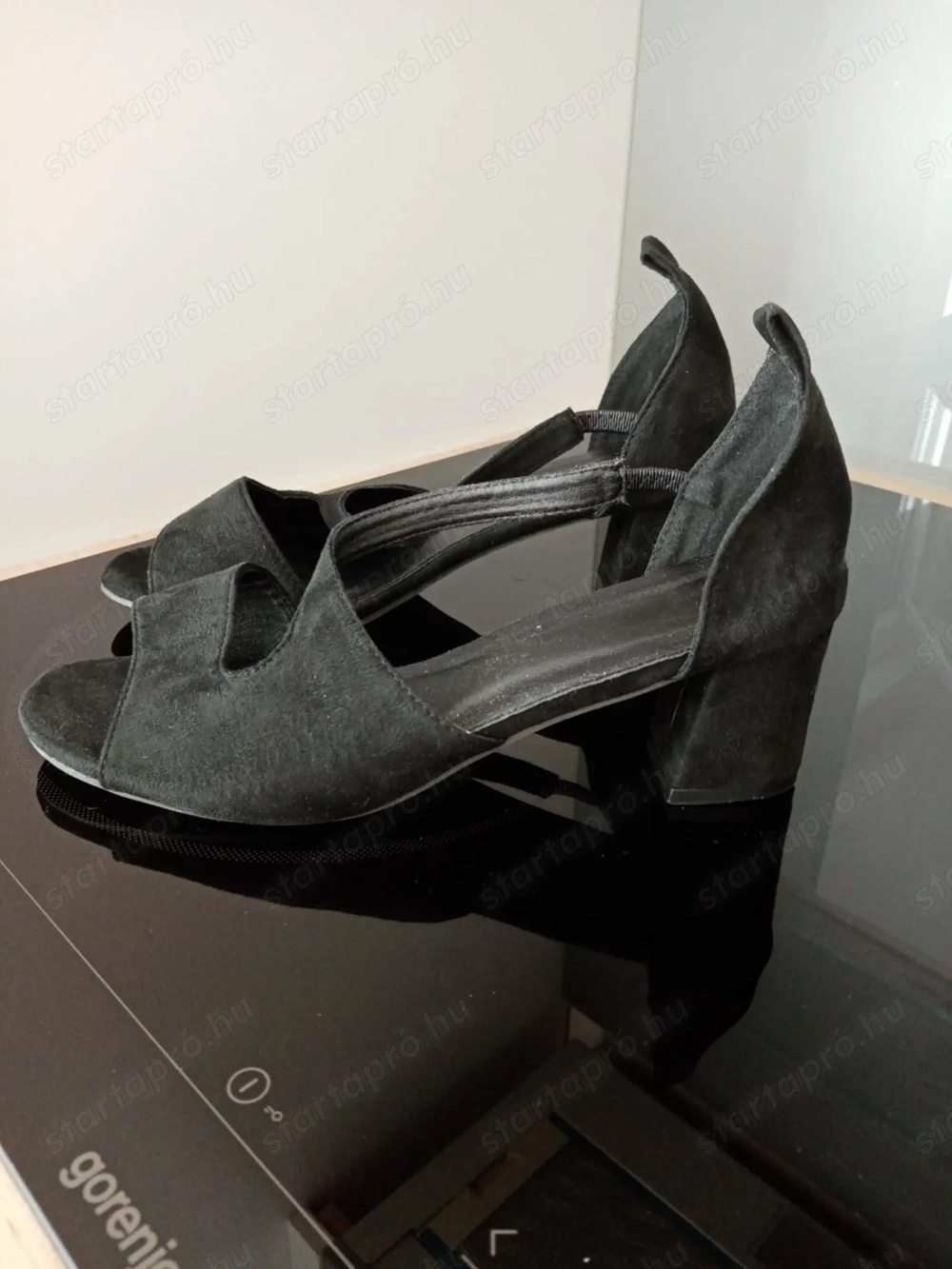 Új velúr cipő és szandál eladó 