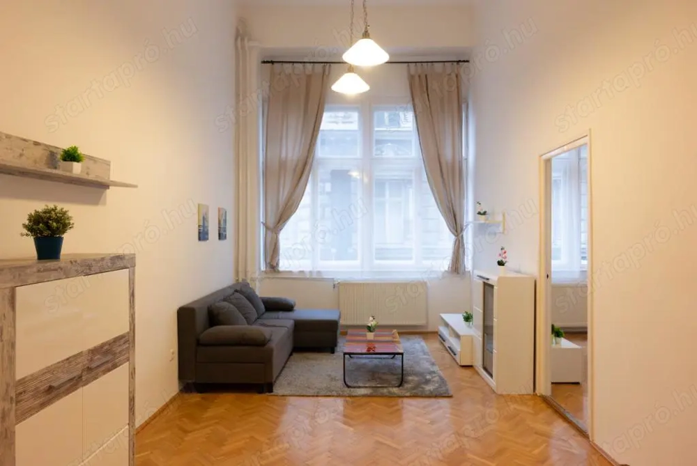 Kiadó világos, 2 szobás lakás Budapest szívében, a Váci utcában