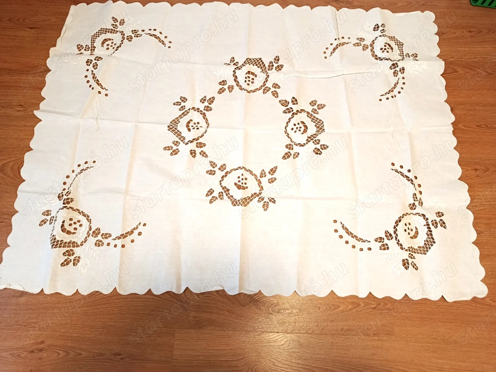  Azsúrozott technikával készült asztalterítő eladó!