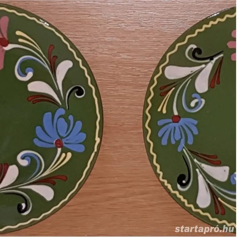 Párban eladó zöld, népi mázas kerámia tányér