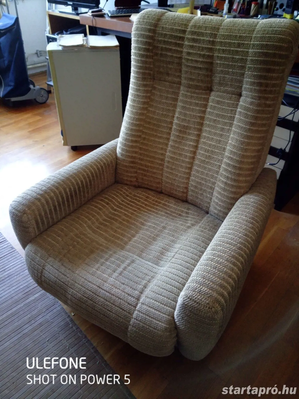 Fotelek eladóak ! Nagy szép hibátlan állapotúak ! Puha anyagból,egyedi tervezés !