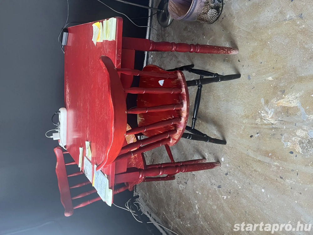 Eladó piros asztal 4 székkel 