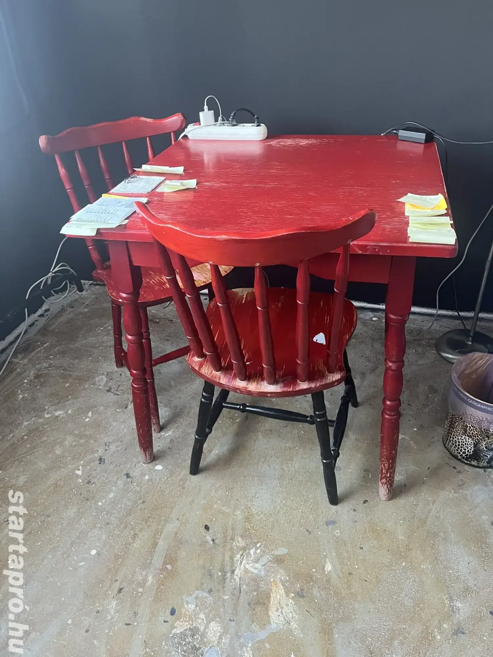 Eladó piros asztal 4 székkel 