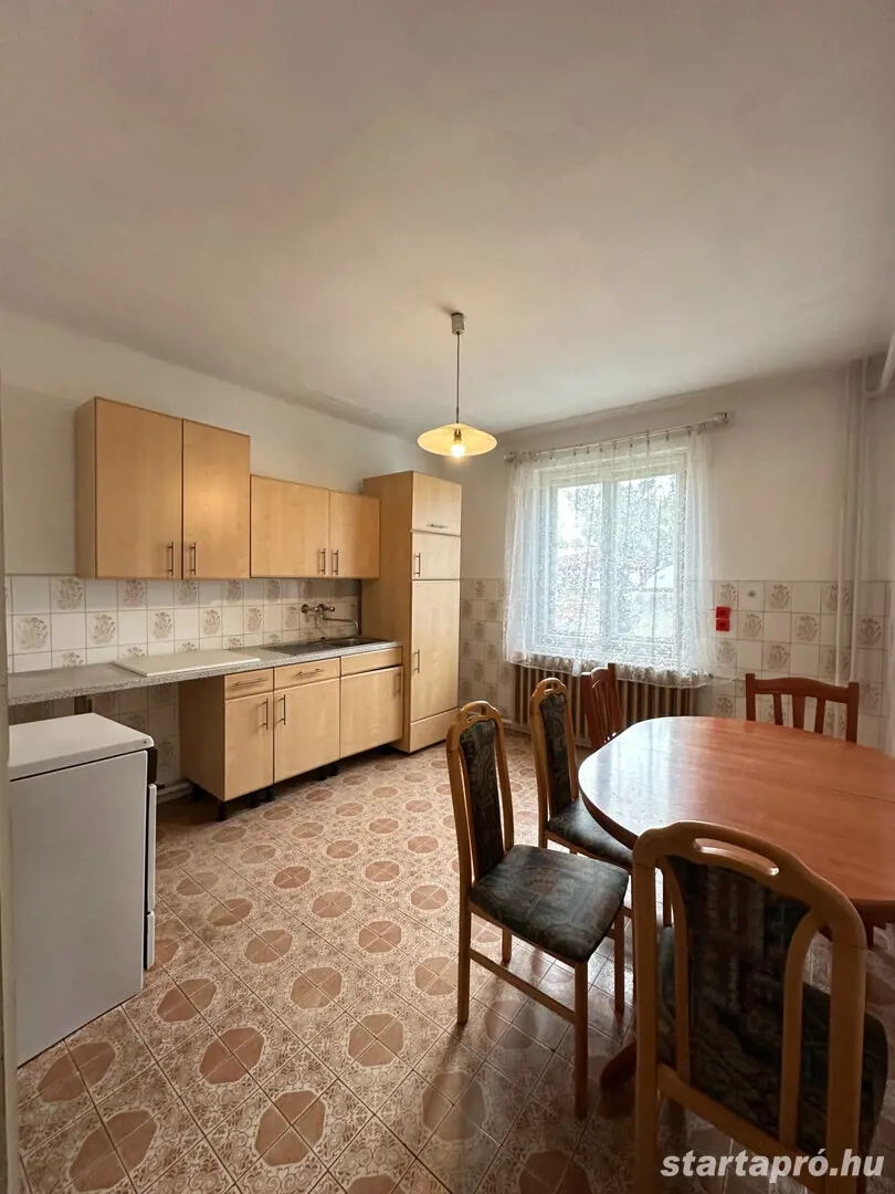 Csornán stabil, tágas családi ház eladó kezelhető méretű udvarral