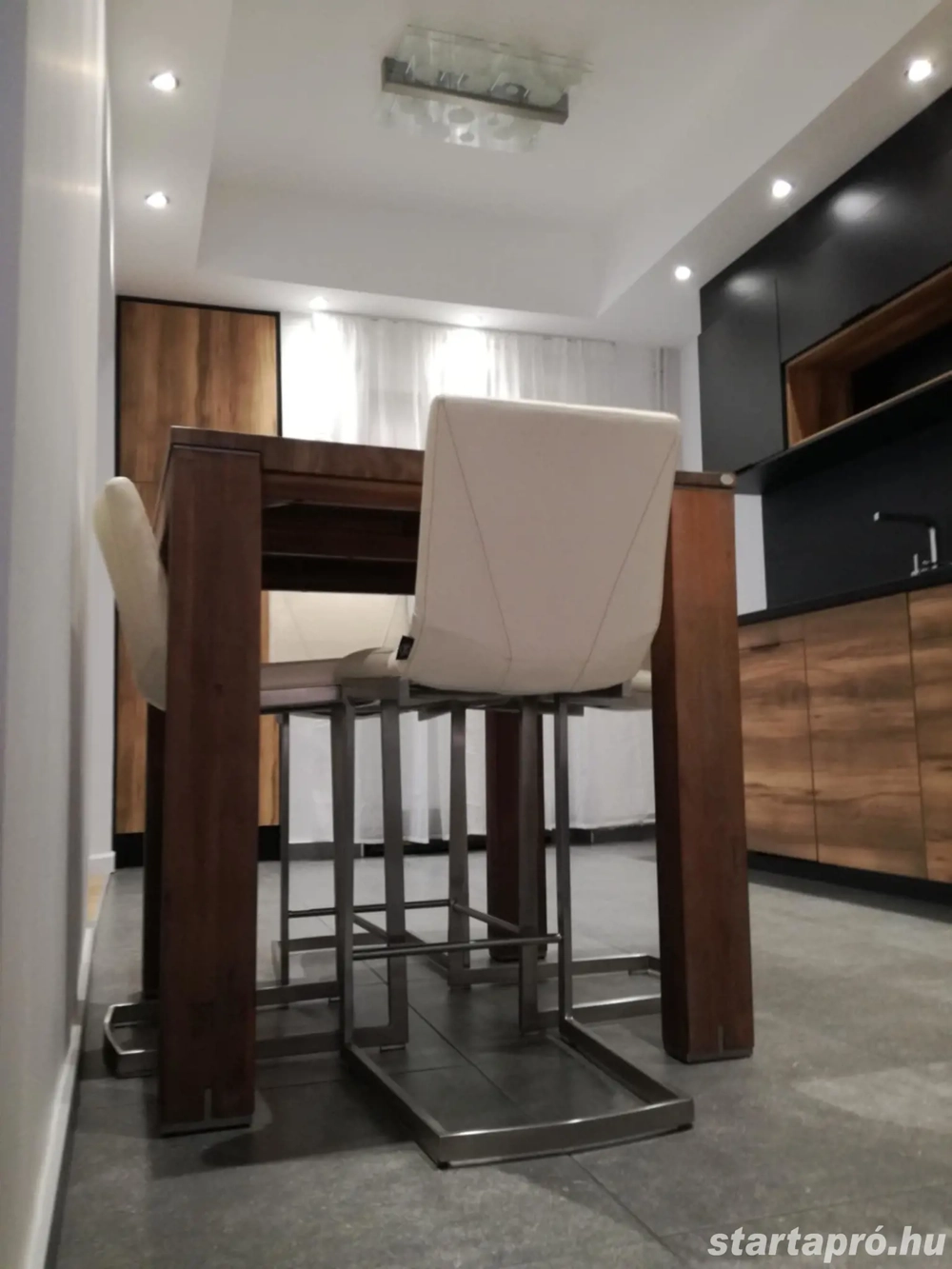 Eladó felújított lakás Szombathely főterén, tulajdonostól!