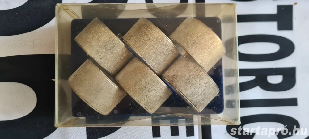 Szalvéta gyűrű készlet aranyszínű.