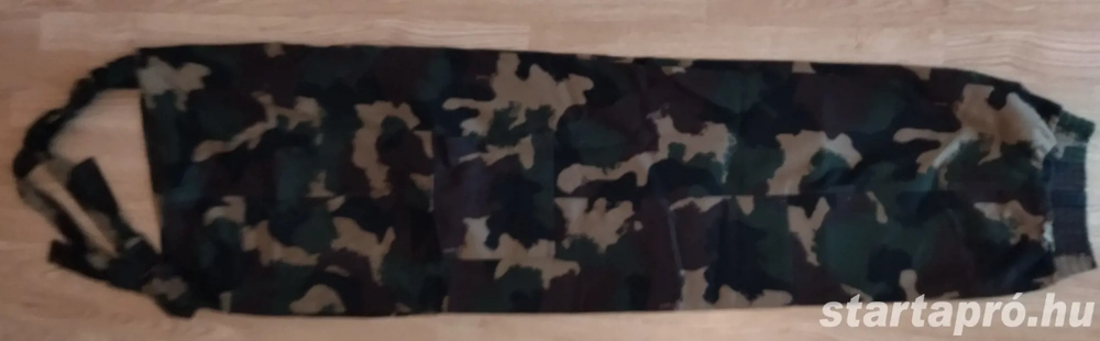 kantáros, terepmintás nadrág 