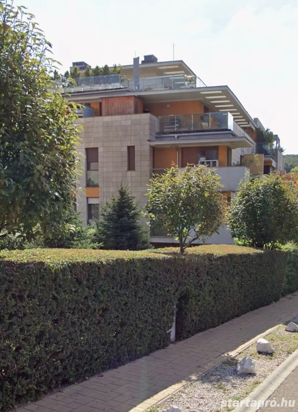 Kőérberek-Tóvárosban kertkapcsolatos igényes lakás eladó!