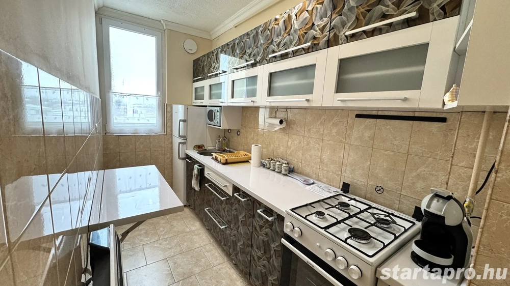 Petőfi utcán 42 nm-es 2 szobás 2024-ben, felújított, azonnal költözhető lakás bútorozva elladó