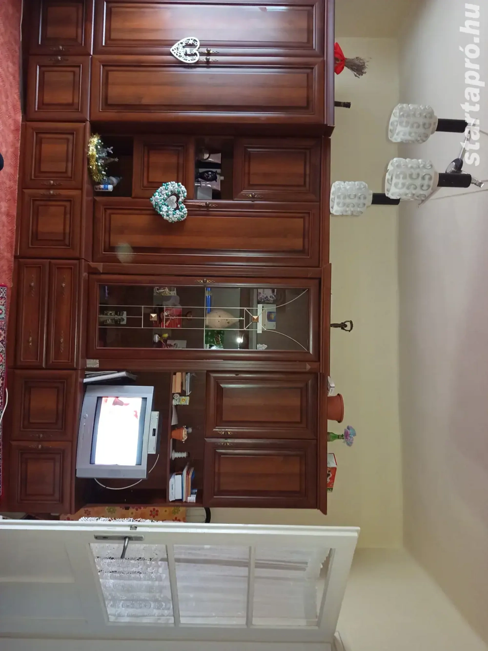 Eladó új állapotú bútorok..