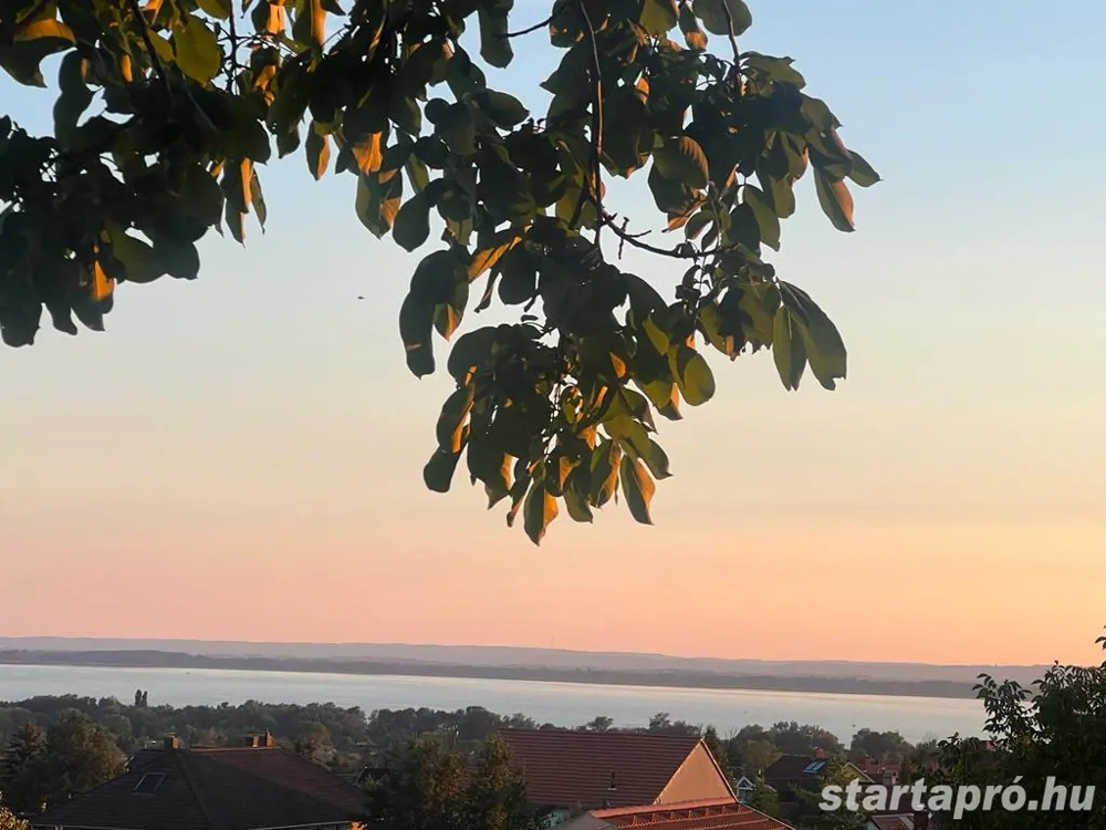 Vonyarcvashegyen balatoni panorámás családi ház eladó - ujszerü