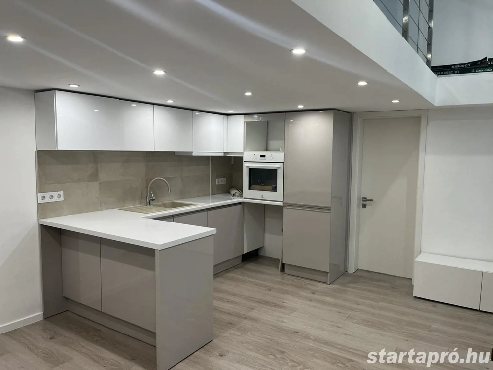 Két lakássá alakított nagypolgári otthon a belváros szívében