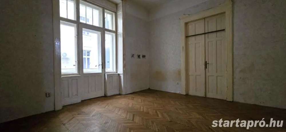 Eladó csendes, erkélyes lakás a VI. kerületben   felújítandó, egyedi lehetőségekkel