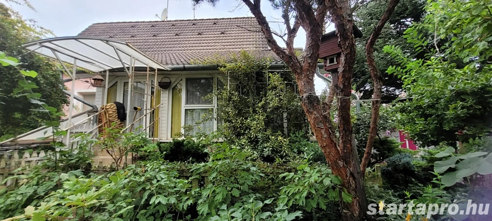 Gyönyörű kert közepén családi ház eladó