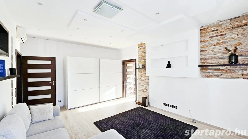 Felújított, gépesített, berendezett, igényesen kialakított lakás eladó!