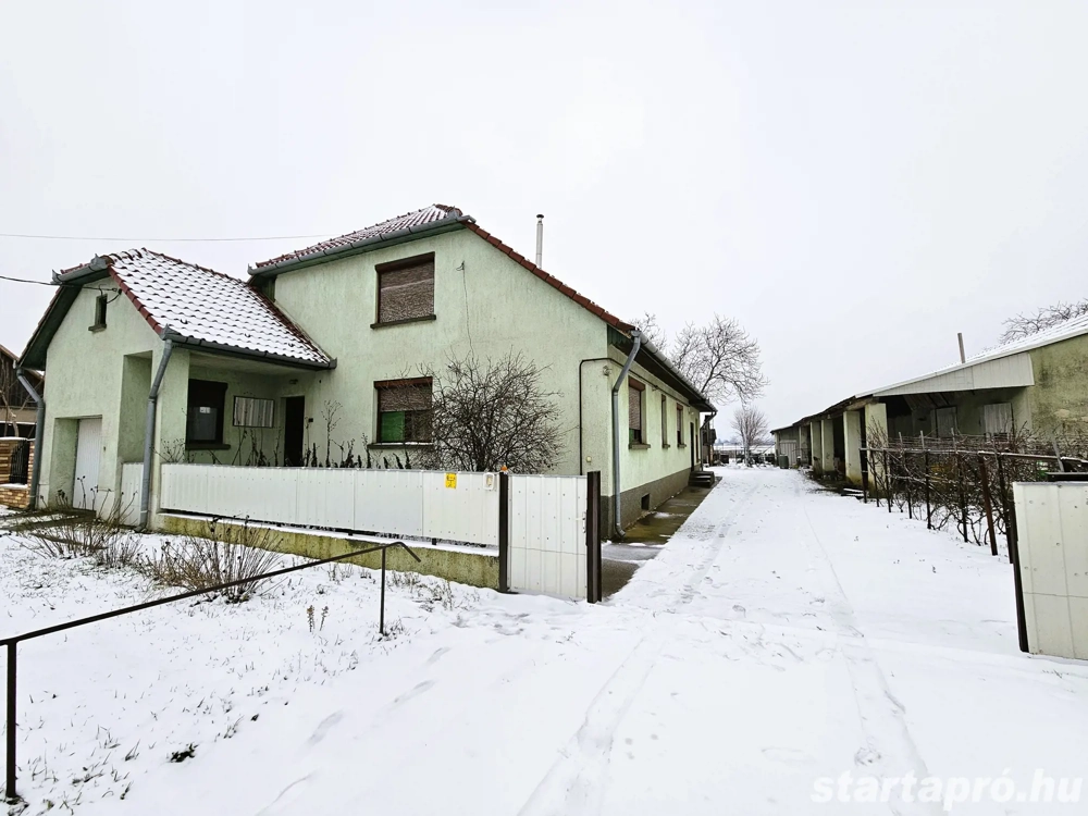 Tompa város belterületén nappali + 3 szobás családi ház hatalmas telken!