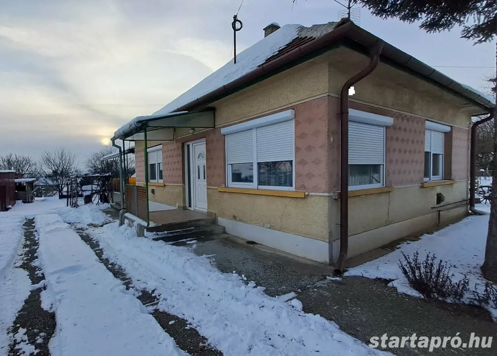 Gombán, 2 szoba + nappalis családi ház 1440 m2-es telekkel