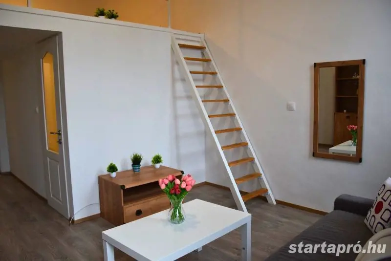 Kiadó felújított, galériás 1,5 szobás lakás a II. János Pál pápa téren, M4 metró közelében