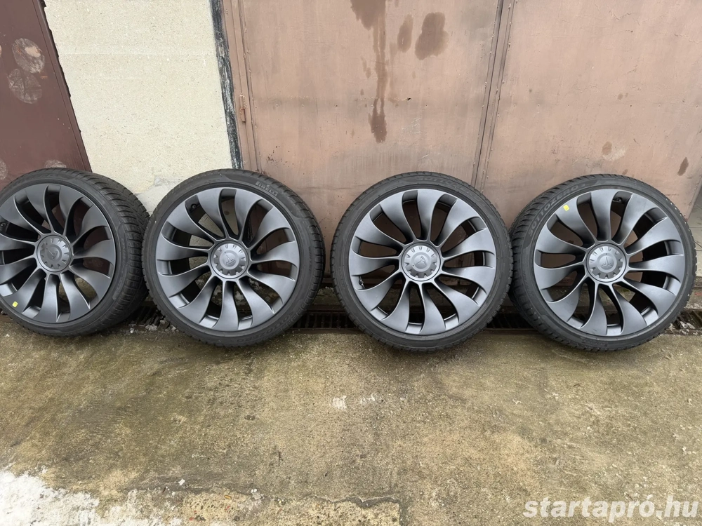 Tesla Model Y Performance 21" Überturbine téli garnitúra újszerű állapotban