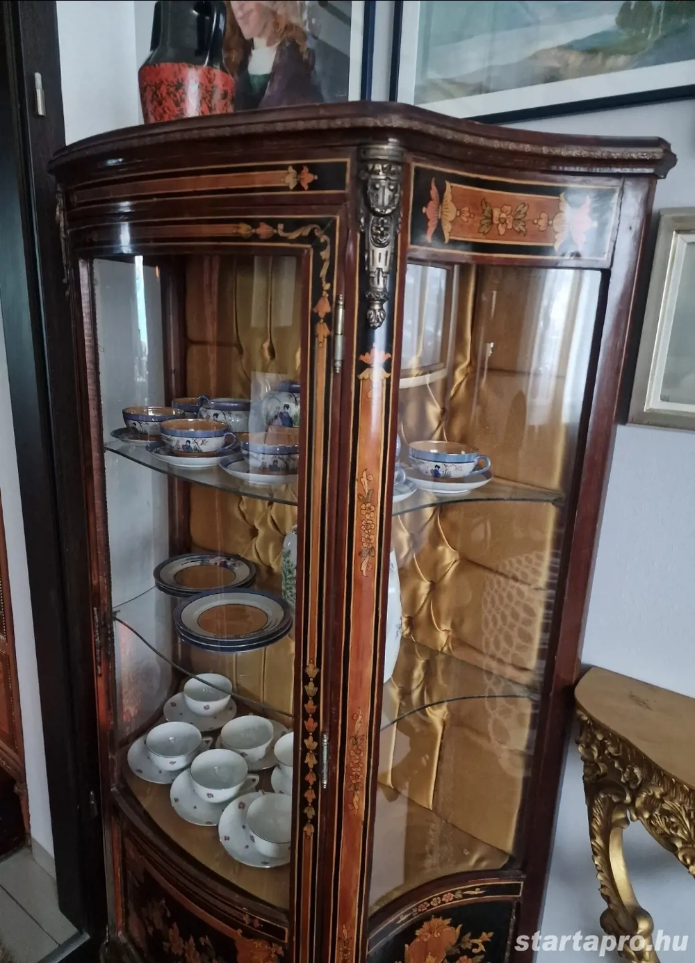 Antik Vitrines szekrény nippeknek 