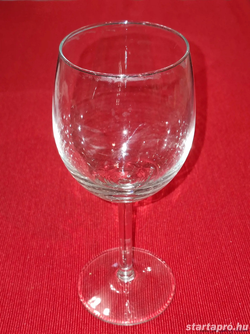 Üveg, fújt, tömzsi szárú, 70-80-180 mm méretű boros pohár, eladó