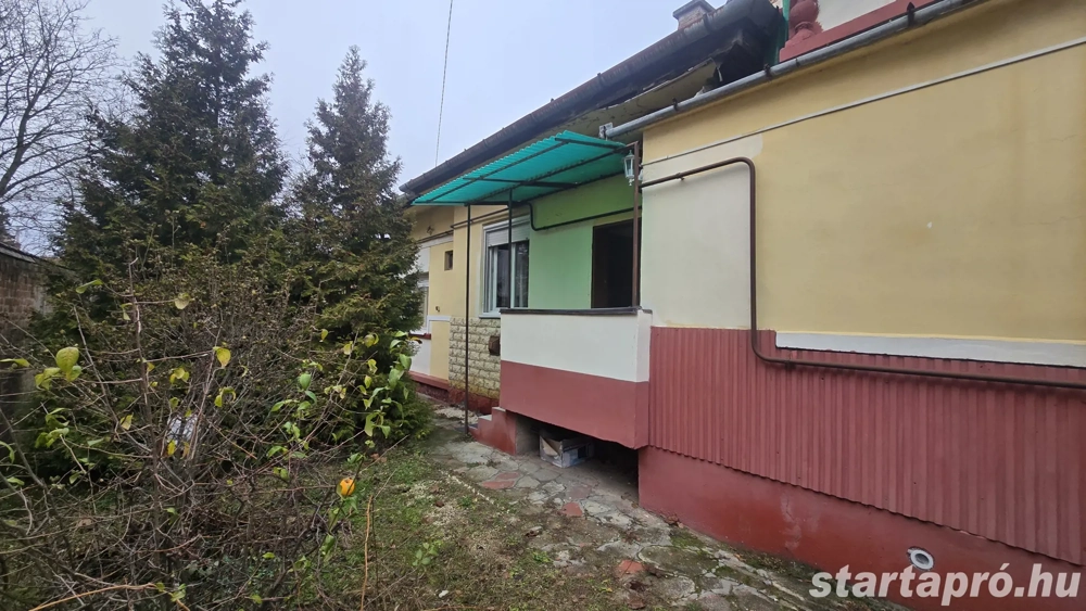 XV. kerület legjobb részén 86 nm-es 3 szobás családi ház eladó.