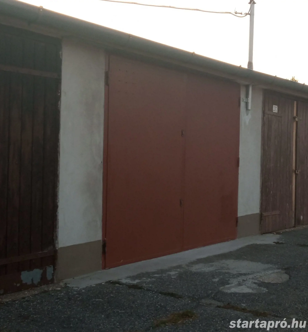   Győr szigetben 16-nm-es garázs eladó.   A radnóti garázsszövetkezetben található az olimpia utcáb