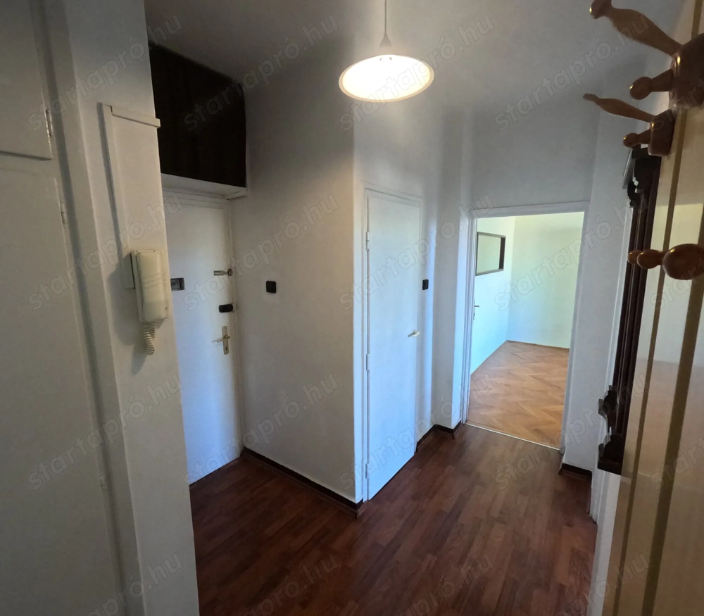 Deák F. utcában 3 emeleti 57 m2-es 2 szobás középső téglalakása 4 emeletes épületben