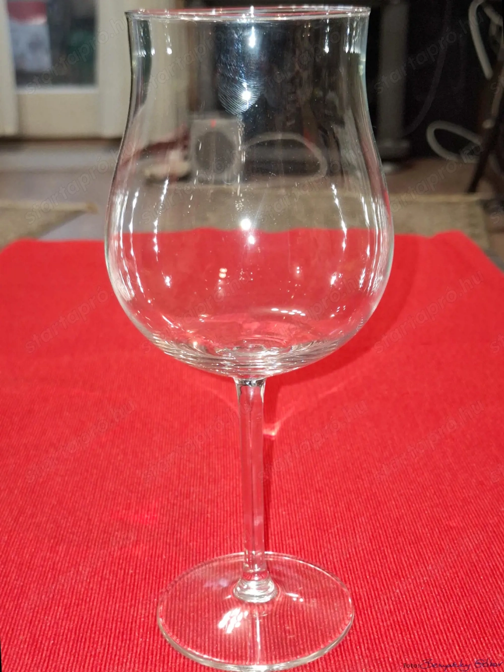 Üveg, fújt, öblös tulipán 75-80-220 mm méretű boros pohár, eladó