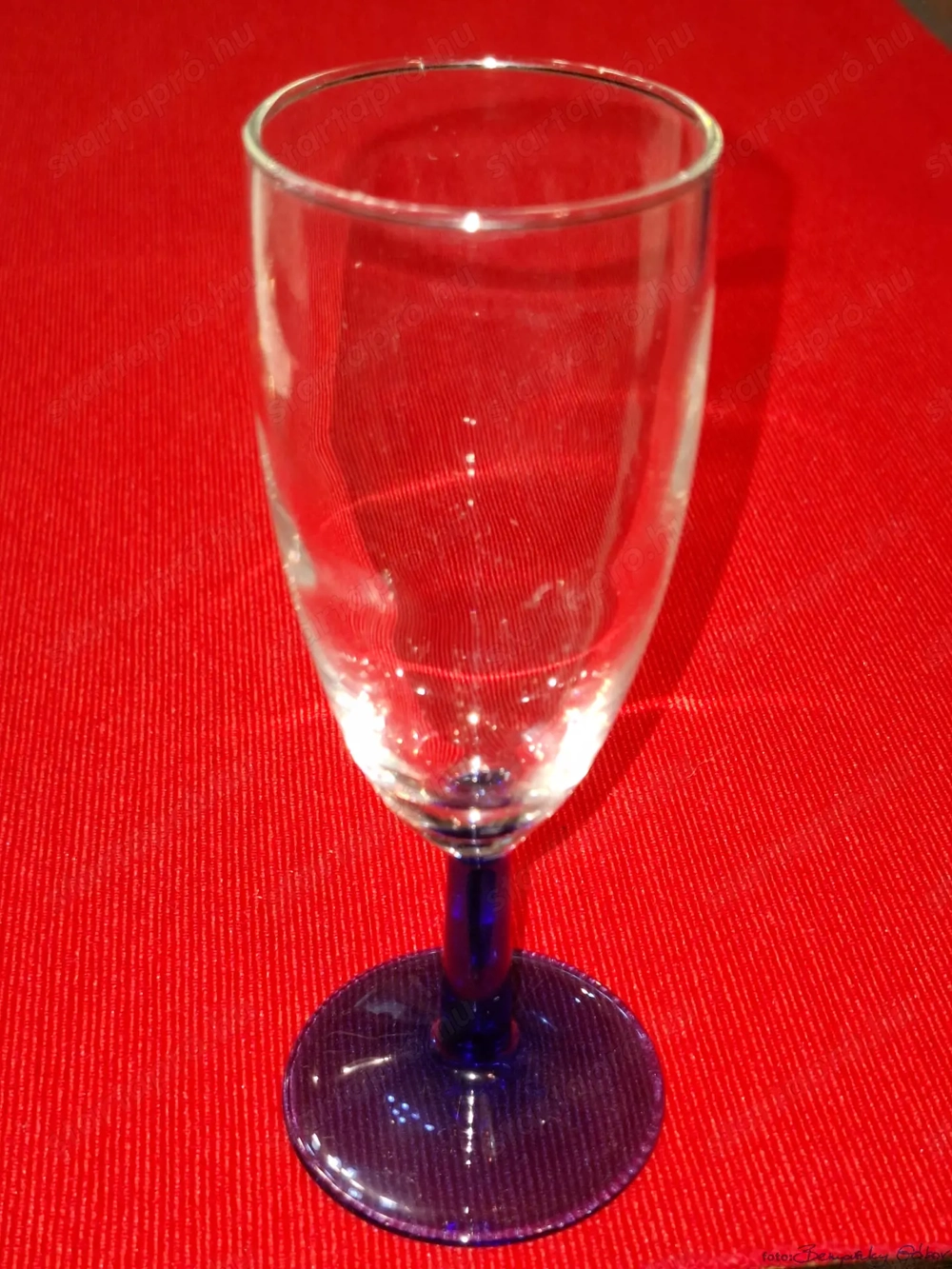 Üveg, fújt, kék talpas és kék tömzsi szárú, 60-52-155 mm méretű pezsgős pohár, eladó