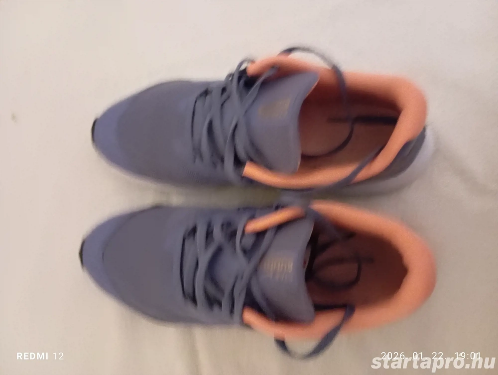Eladó női 38-as sportcipő szinte új állapotban 