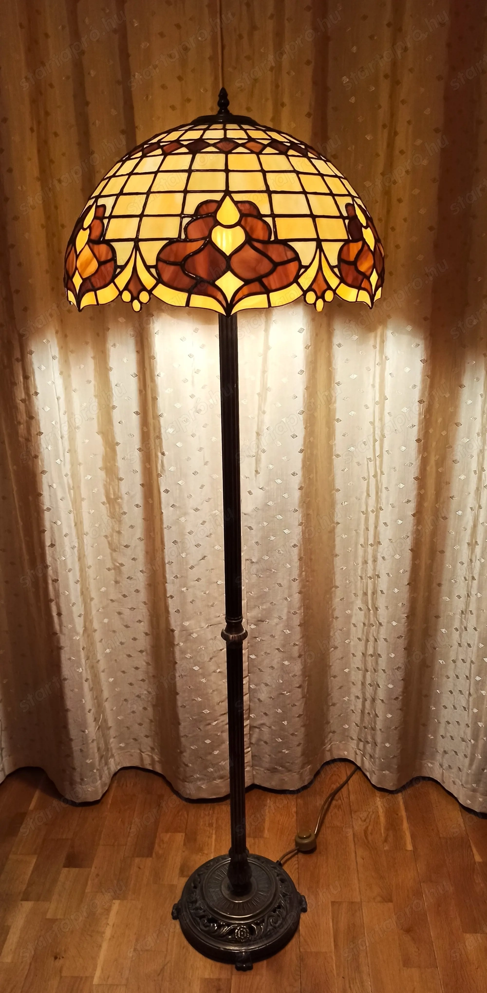 Tiffany állólámpa. 160 cm magas. Eredeti tiffany ÜVEGBŐL. Nem műanyag. Hibátlan. A talp, súlyos réz.