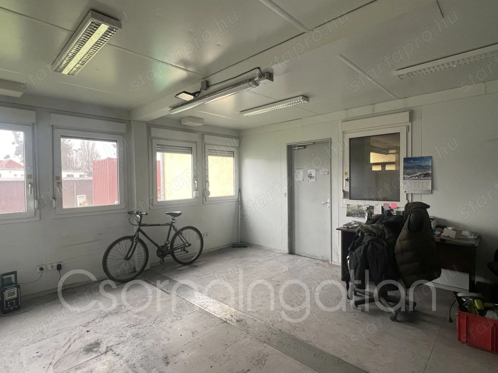 Csorna - központban raktár  műhely kiadó