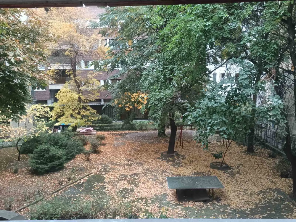 Deák térnél 2 szobás, csendes, kertre néző erkélyes lakás kiadó 