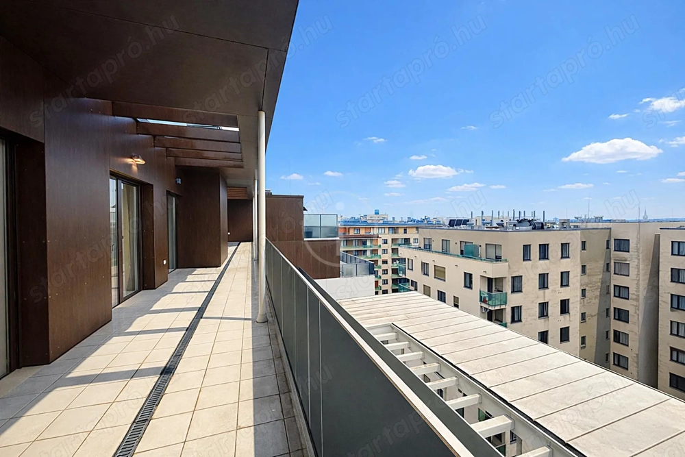 Corvin sétányon panorámás, nagy teraszos,  lakás kiadó!