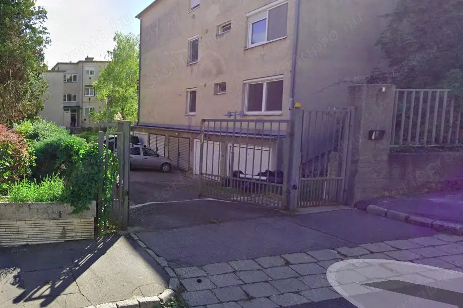 Pitypang utcában kapuval zárt belső udvarban található önálló garázs kiadó