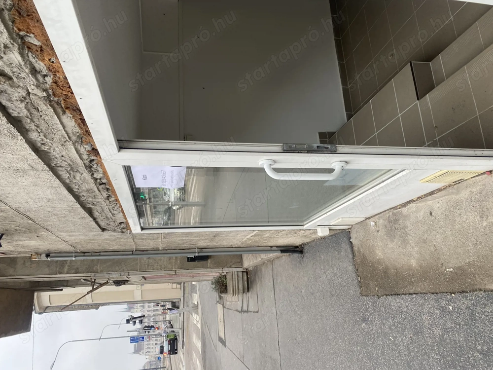 Kiadó Bp., I., utcai bejáratos 18 nm, kirakatos üzlet