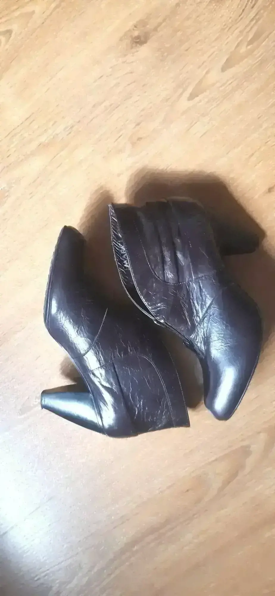 MARC márkájú 39-es bokacsizma, fekete bőrből eladó.