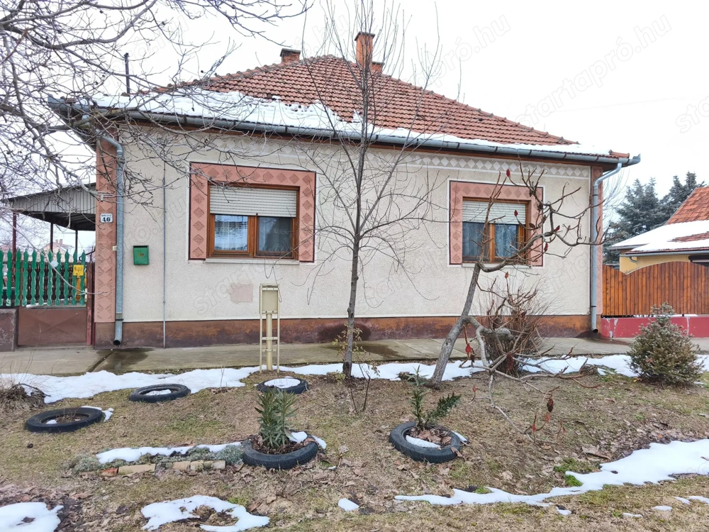 Szank központjában 2 szobás családi ház eladó! 