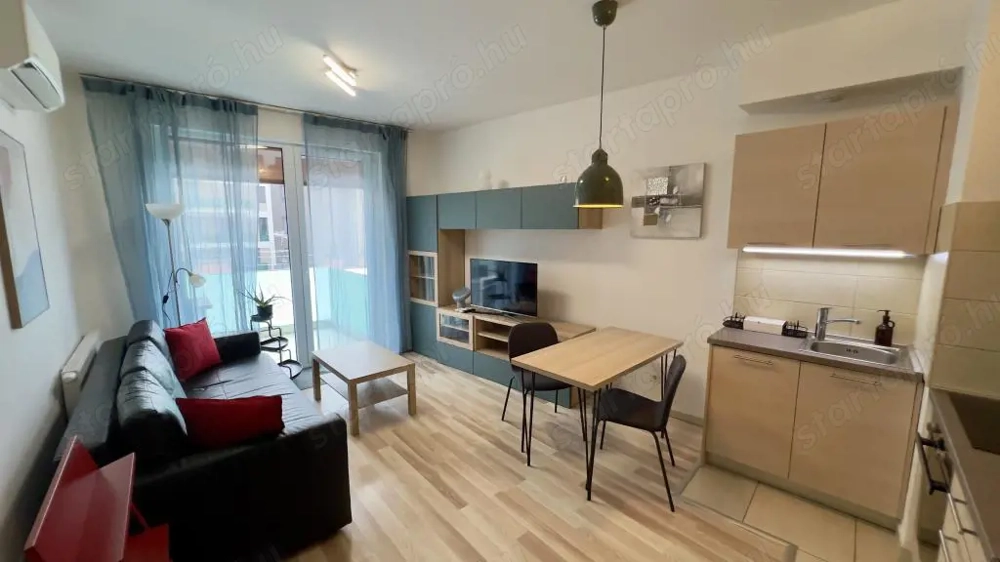 Kiadó erkélyes, bútorozott lakás a Corvin sétányon