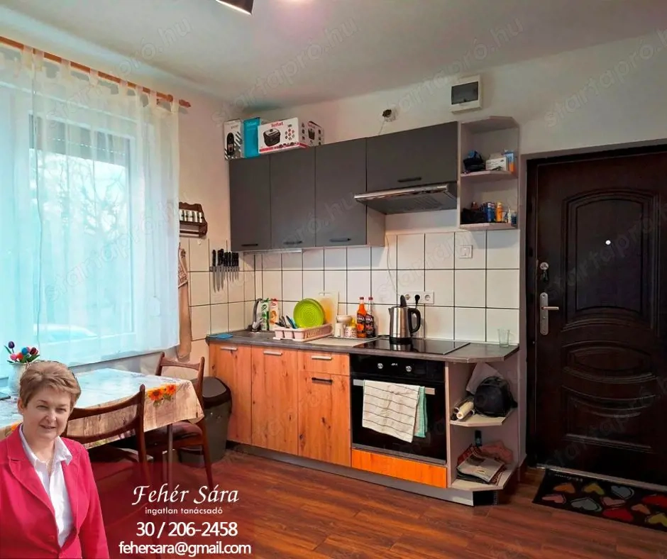 Lakitelek-Tőserdőben lakható házikó eladó.