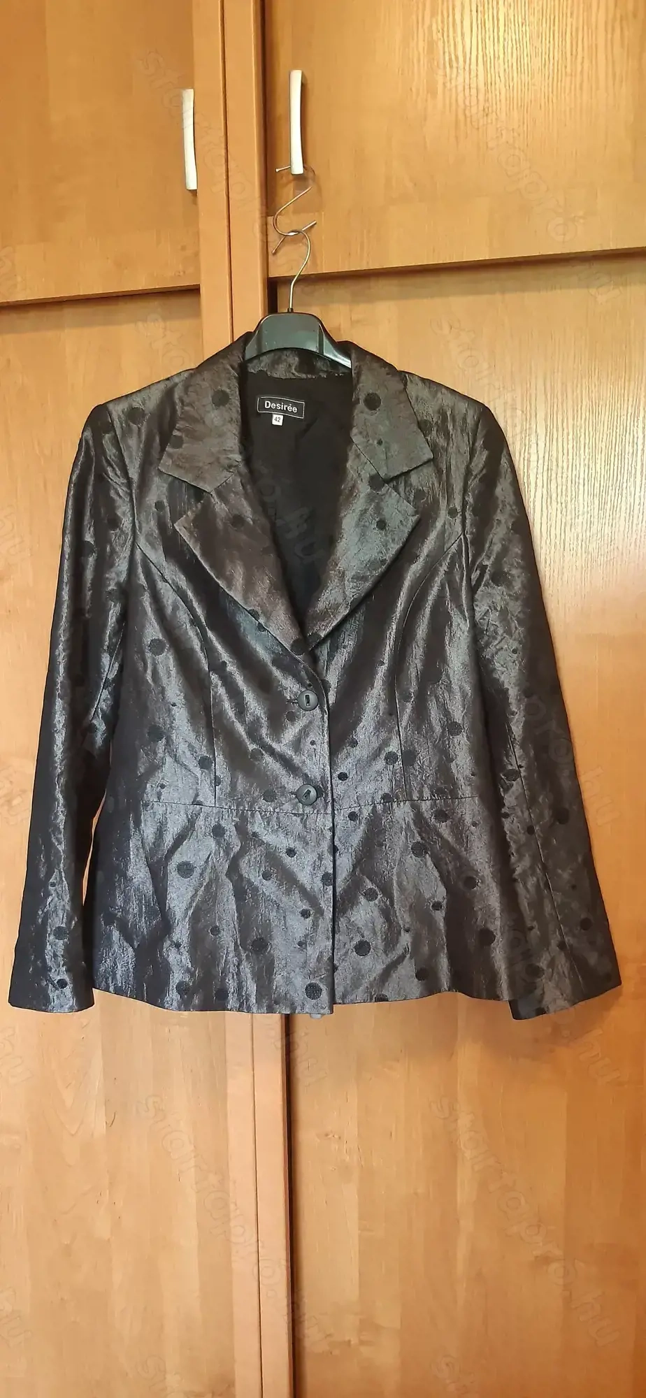 Fekete színű, selyem női zakó, 42-es méretben eladó.