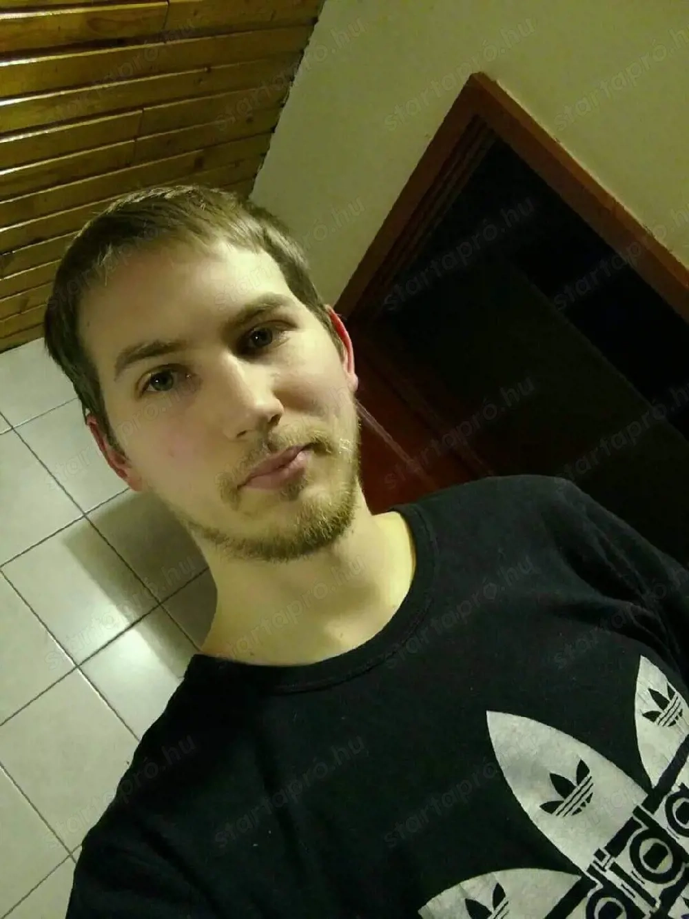 szereti kerek popsim es roma is jöhet es csak meleg johet 