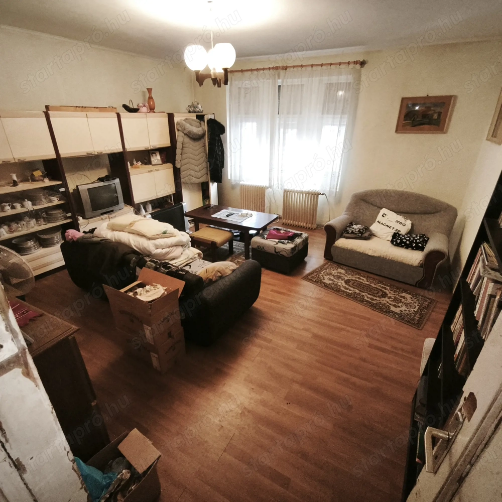 Nagykanizsán Csengery útról nyíló kisebb utcában családi ház eladó