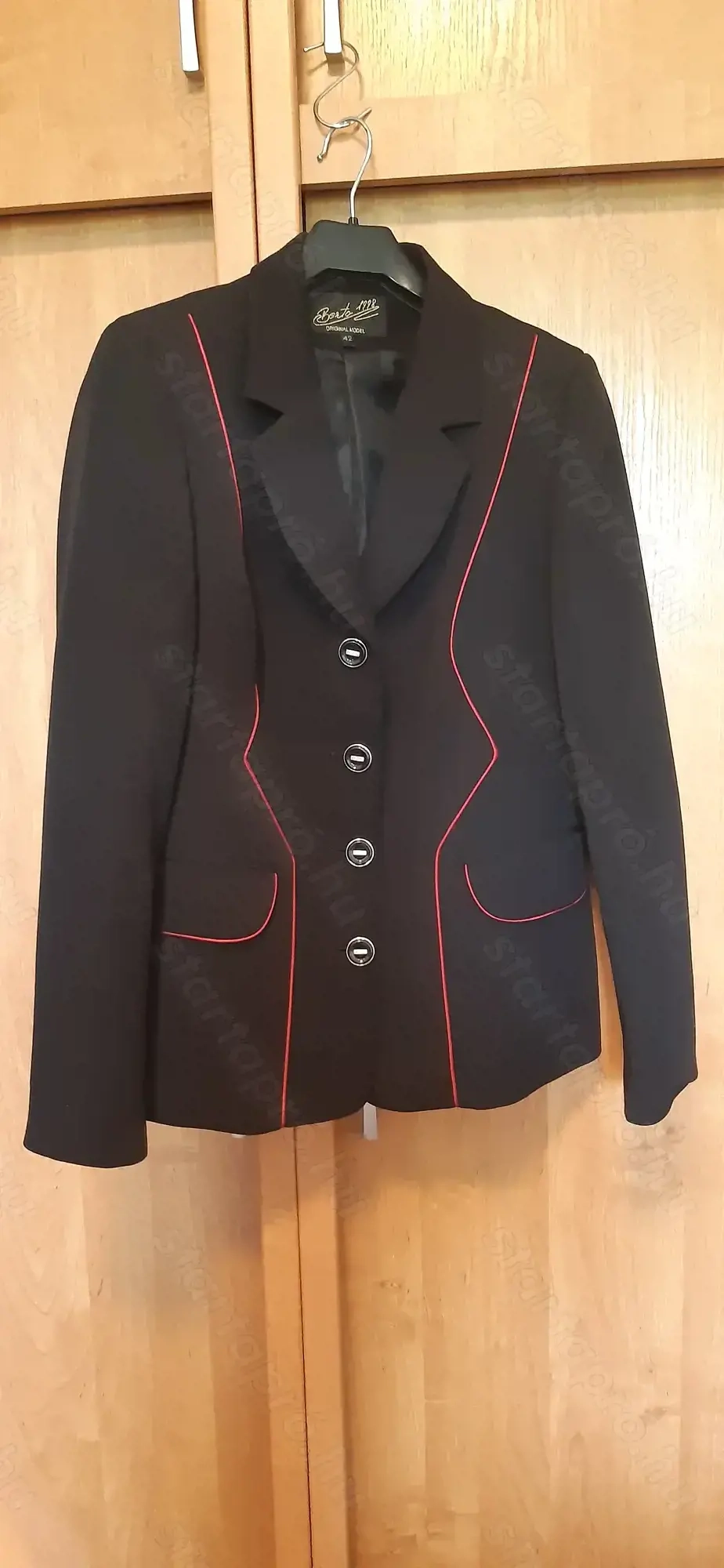 Fekete színű, piros selyem díszítésű női zakó, 42-es méretben eladó.